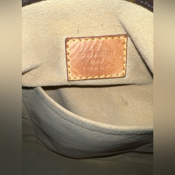 Louis Vuitton Artsy MM - Picture 9 of 13